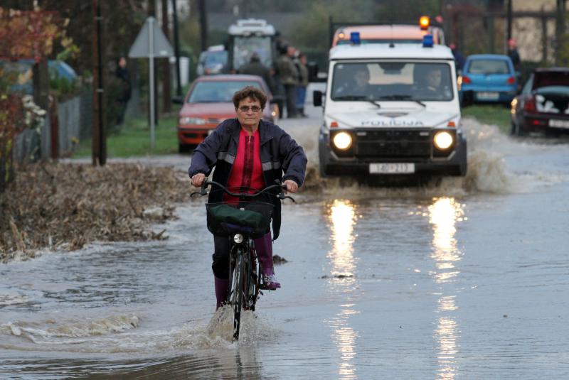 Voda &scaron;iklja 20 metara u zrak i ide prema selu