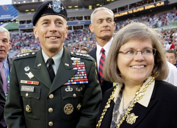 David Petraeus sa suprugom