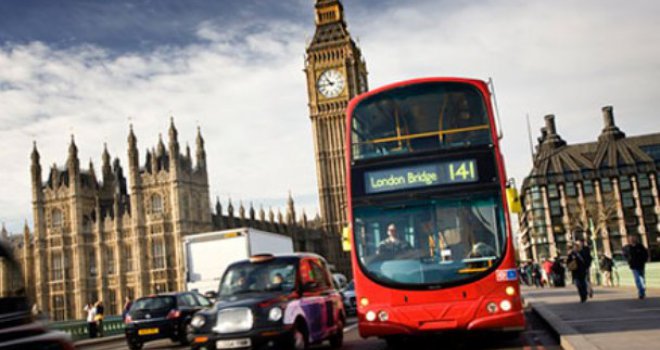 Deset putnika povrijeđeno kada je autobus na sprat udario u zgradu