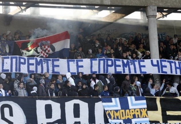 Radovci palili hrvatske zastave Radovci palili hrvatske zastave