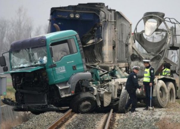 voz naletio na kamion voz naletio na kamion
