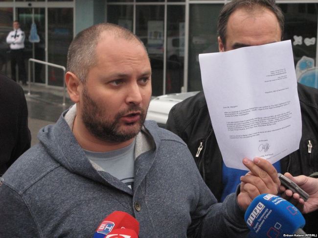 Domagoj Margetić sa dokumentima kojim ilustruje svoje tvrdnje, Banjaluka, 23. novembar 2012. Domagoj Margetić sa dokumentima kojim ilustruje svoje tvrdnje, Banjaluka, 23. novembar 2012.
