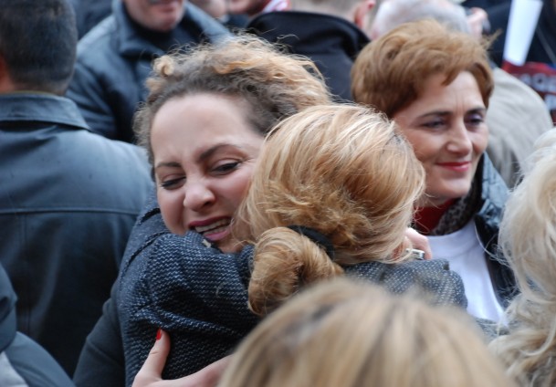 Kosovski Albanci uz suze i vatromet dočekali oslobađajuću presudu Haradinaju Kosovski Albanci uz suze i vatromet dočekali oslobađajuću presudu Haradinaju