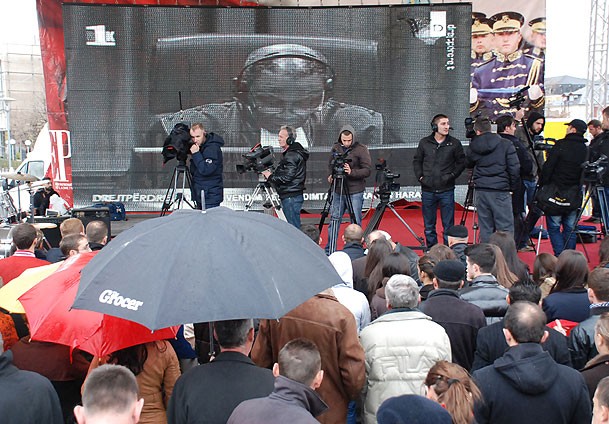 Kosovski Albanci uz suze i vatromet dočekali oslobađajuću presudu Haradinaju Kosovski Albanci uz suze i vatromet dočekali oslobađajuću presudu Haradinaju