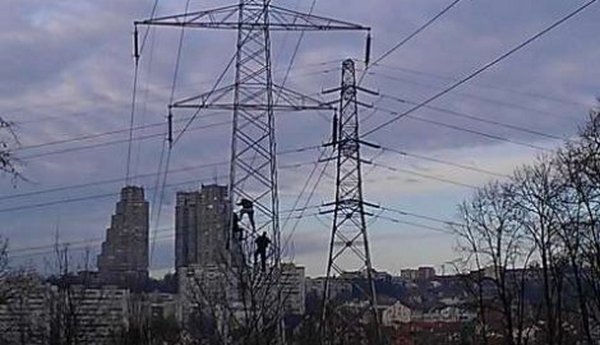 Policija spasila mladića koji je htio da skoči s vrha dalekovoda