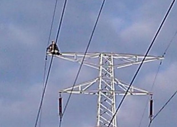 Policija spasila mladića koji je htio da skoči s vrha dalekovoda