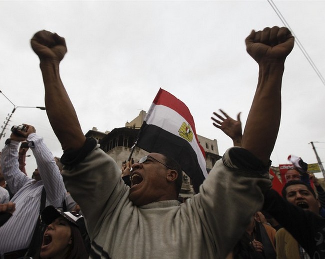 Sukobi ispred predsjedničke palate u Kairu, Mursi pobjegao Sukobi ispred predsjedničke palate u Kairu, Mursi pobjegao