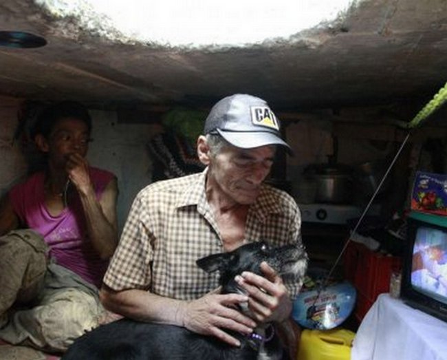 Bračni par već 22 godine živi u kanalizaciji sa psom