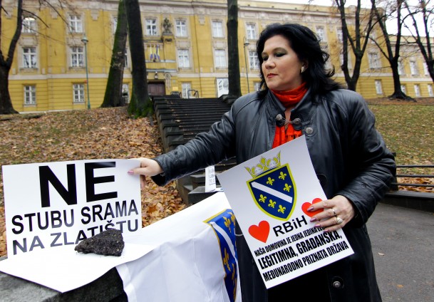 Protest zbog krsta na Zlatištu Protest zbog krsta na Zlatištu