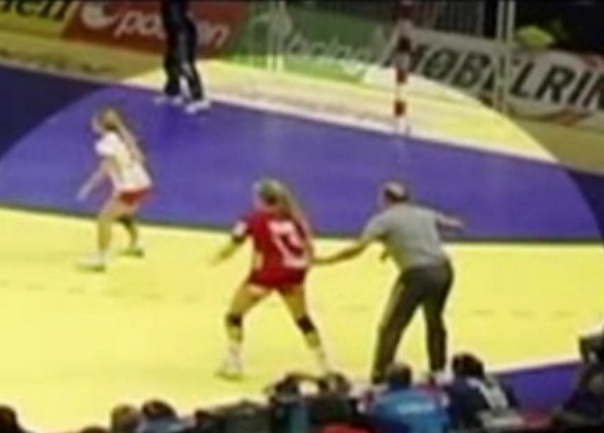 TRENER POVLACI IGRACICU TRENER POVLACI IGRACICU