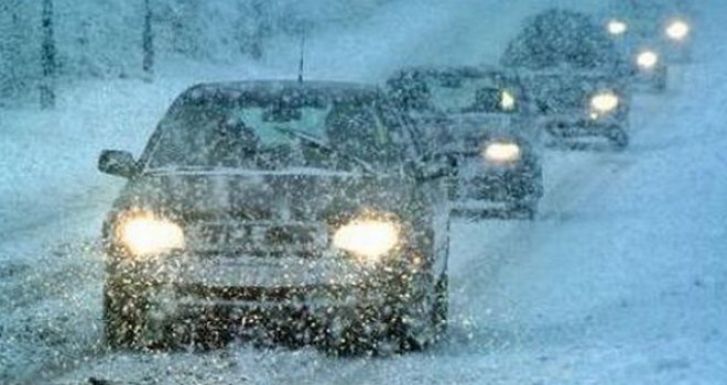 AMSBIH izdao upozorenje vozačima: Jaki udari vjetra onemogućuju saobraćaj, a zbog snijega je zabranjen...