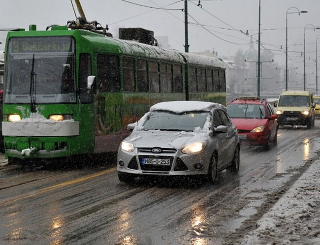Kolaps u Sarajevu, na ulicama vlada gotovo haotično stanje Kolaps u Sarajevu, na ulicama vlada gotovo haotično stanje