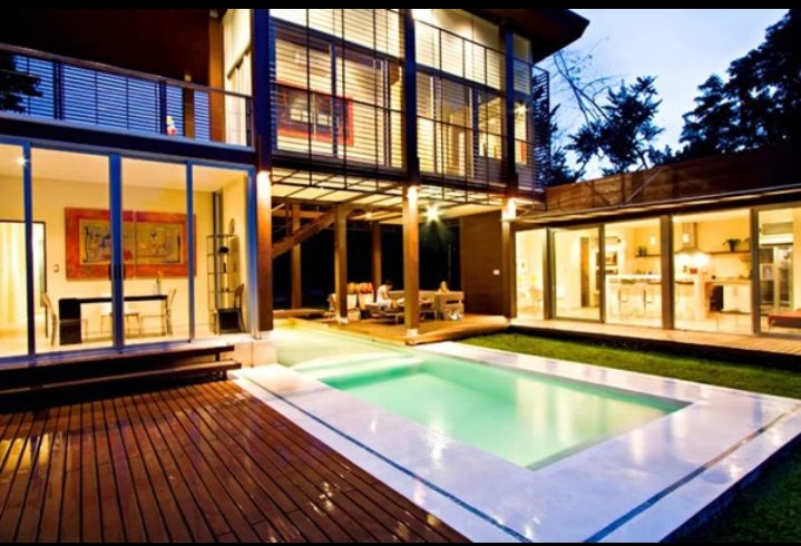 Moderna i luksuzna vila sagrađena je prema ideji arhitekta Andr&eacute;sa Serpae