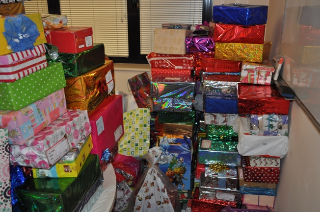 djeca pomažu djeci_paketići