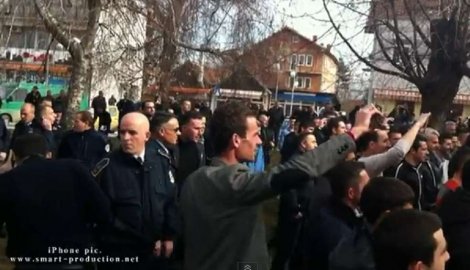 U Kosovskoj Vitini Albanci bagerom srušili partizanski spomenik U Kosovskoj Vitini Albanci bagerom srušili partizanski spomenik