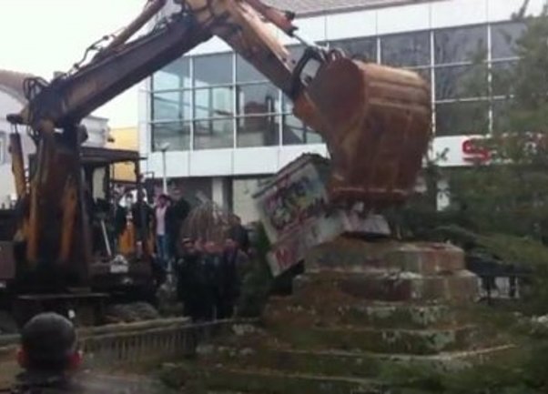U Kosovskoj Vitini Albanci bagerom srušili partizanski spomenik U Kosovskoj Vitini Albanci bagerom srušili partizanski spomenik