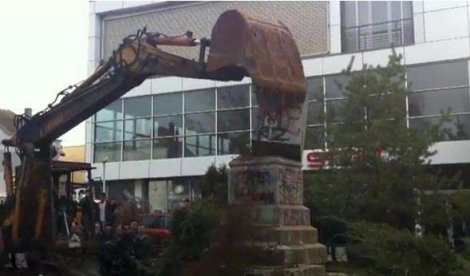 U Kosovskoj Vitini Albanci bagerom sru&scaron;ili partizanski spomenik