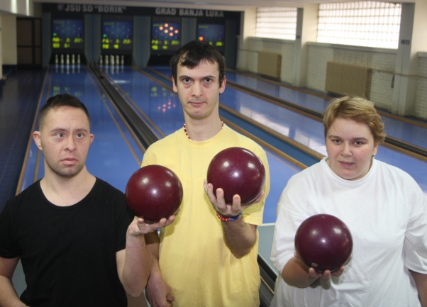 kuglanje sa članovima Udruženja za pomoć nedovoljno razvijenim licima kuglanje sa članovima Udruženja za pomoć nedovoljno razvijenim licima