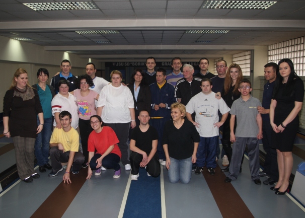 kuglanje sa članovima Udruženja za pomoć nedovoljno razvijenim licima kuglanje sa članovima Udruženja za pomoć nedovoljno razvijenim licima