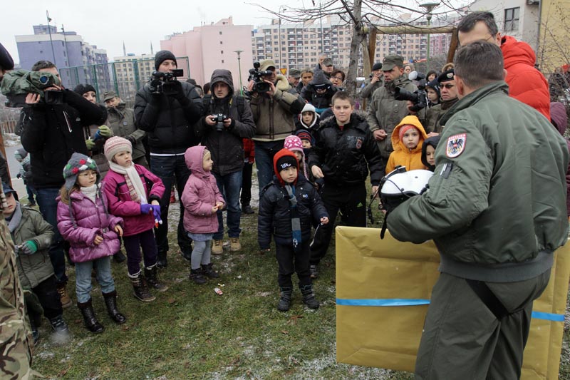 Helikopterom dostavili ček za pomoć djeci, foto: DEPO Portal Helikopterom dostavili ček za pomoć djeci, foto: DEPO Portal