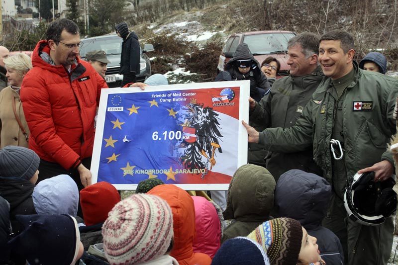 Helikopterom dostavili ček za pomoć djeci, foto: DEPO Portal Helikopterom dostavili ček za pomoć djeci, foto: DEPO Portal