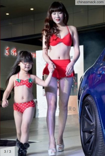 Djevojčice u bikinijima modeli na auto showu Djevojčice u bikinijima modeli na auto showu