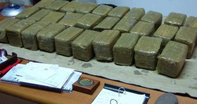 U velikoj policijskoj akciji u Tuzli uhapšeno 12 narkodilera, među kojima i tri žene