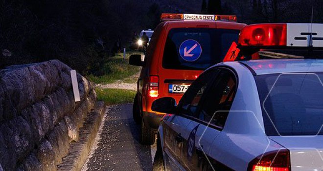 Težak sudar na putu Konjic-Jablanica: Više povrijeđenih, vatrogasci izvlače ženu iz vozila