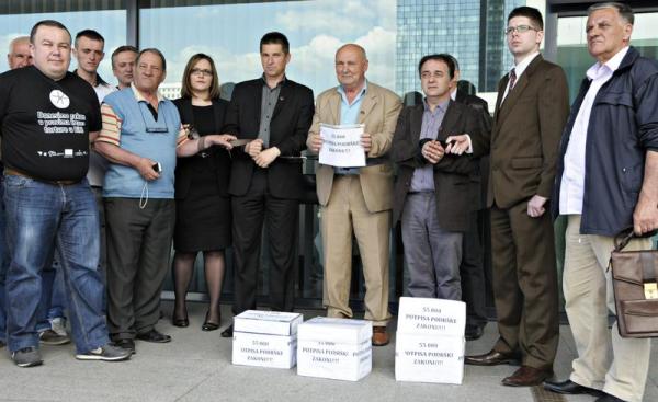 protest biv&scaron;ih logora&scaron;a ispred Parlamenta BiH/ Foto: Anadolija