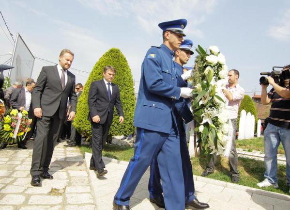 Kom&scaron;ić i Izetbegović položili cvijeće na Kovačima 2013