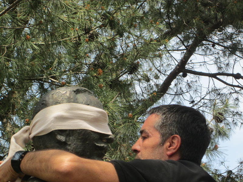 Art performans Zorana Lakete u Mostaru/ Foto: Anadolija Art performans Zorana Lakete u Mostaru/ Foto: Anadolija