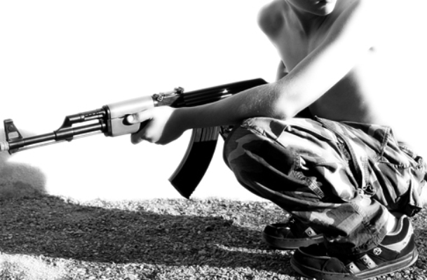 dječak s pu&scaron;kom