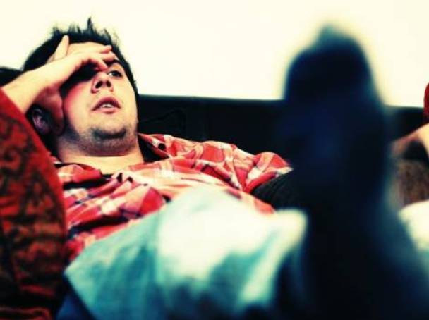 muškarac u kući muškarac u kući