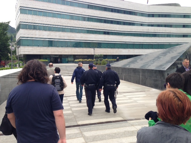 Građani autima blokirali Parlament BiH Građani autima blokirali Parlament BiH