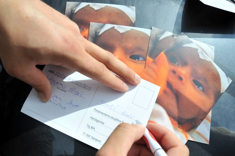 Protesti ispred Parlamenta