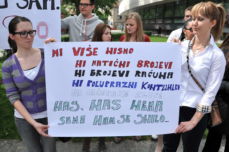Protesti ispred Parlamenta