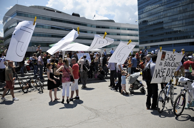 na kafi ispred Parlamenta na kafi ispred Parlamenta