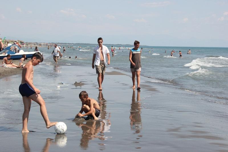 Na pje&scaron;čanoj ulcinjskoj plaži dugoj 12 kilometara ima mjesta i za nudiste i za pokrivene žene/ Foto: Anadolija