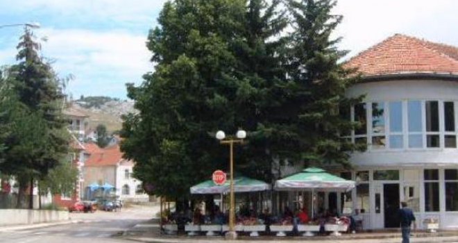 Gacko: Obećao mu posao, slagao ga i nakon svađe bacio s balkona