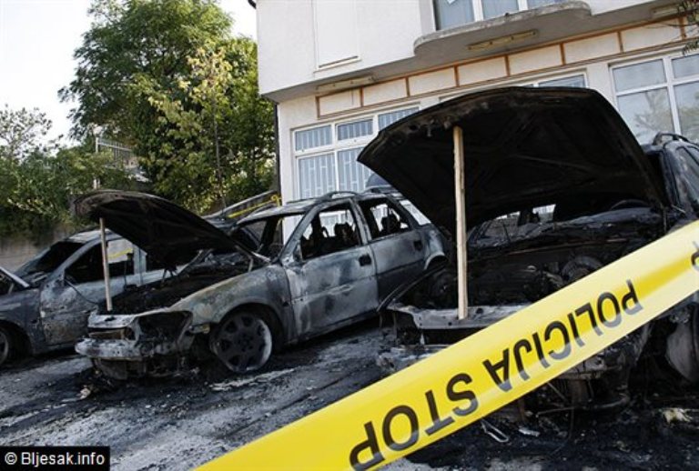 uni&scaron;tena tri automobila u Mostaru