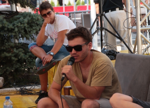 Emile Hirsch na Kafi sa.../ Foto: DEPO PORTAL Emile Hirsch na Kafi sa.../ Foto: DEPO PORTAL