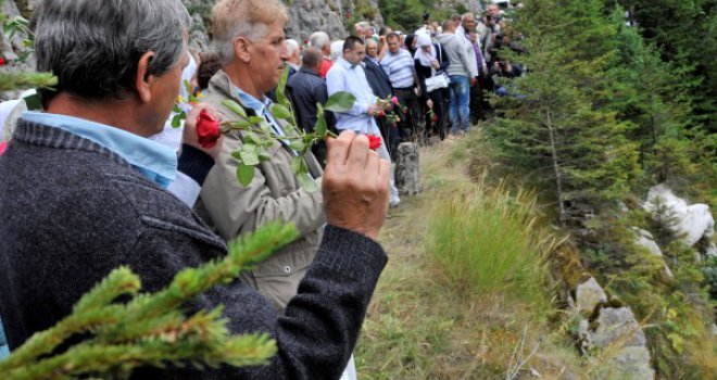 Da se ne zaboravi i da se ne ponovi: 200 crvenih ruža bačeno u ponor Korićanskih stijena