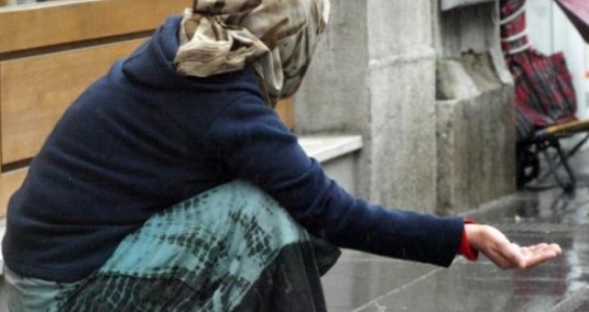  Gomila prosjaka, ilegalni prodavači, dotrajale ploče na šetnicama, neuređena stepeništa: Ruglo od centra Sarajeva!