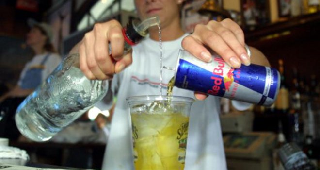 Nije isto kao kad pijete rum i kolu: Evo zašto nikada ne smijete miješati alkohol i energetska pića