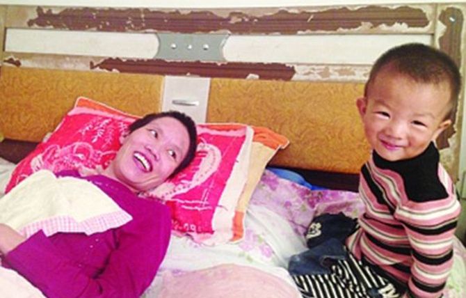 dječak poljupcima probudio mamu iz kome dječak poljupcima probudio mamu iz kome