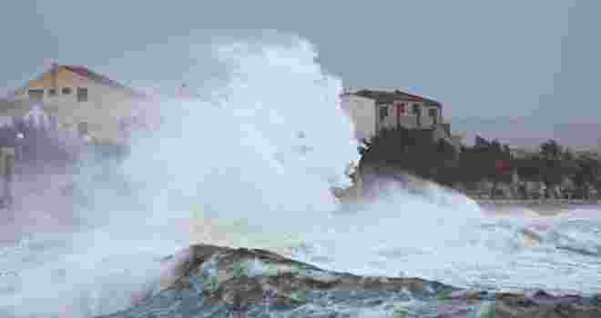 Zbog jake bure neki otoci su odsječeni od kopna: U Splitu najniža temperatura u posljednjih 50 godina