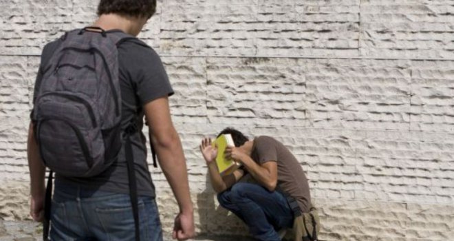 Novi horor u Tesliću: Maloljetnika tukli, vozili u prtljažniku i fotografisali u kontejneru