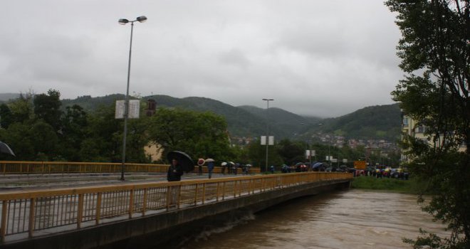 Zbog obilne kiše prekid nastave u nekoliko škola u RS-u