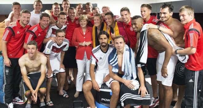 Razgolićeni njemački fudbaleri proslavljali pobjedu, a onda im je u  svlačionicu upala Merkelica...