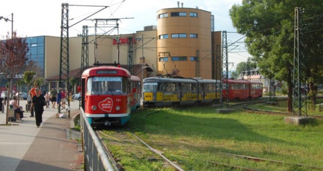 Naoružani pljačkali Amko- komerc: Policajci ih sustigli; jedna osoba mrtva, troje uhapšeno